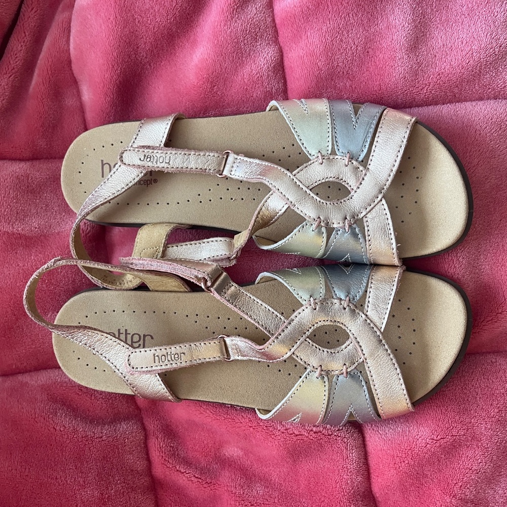 NIB Hotter Rose Comfort Concept Flare Leather Open Toe Iridescent Sandals Sz 7.5